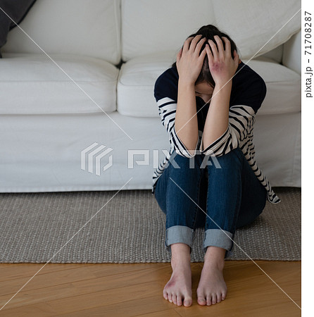 DVに怯える女性イメージ 71708287