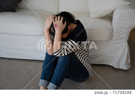 DVに怯える女性イメージ 71708288