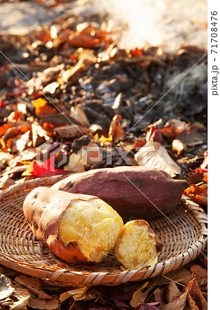 焚き火で焼き芋 71708476