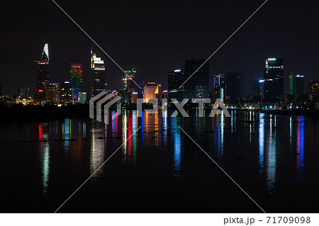 ベトナム　ホーチミン市　サイゴン川の夜景 71709098
