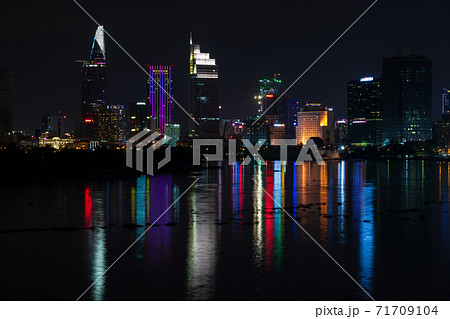 ベトナム　ホーチミン市　サイゴン川の夜景 71709104