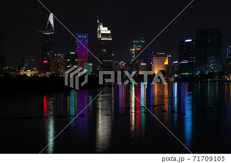 ベトナム　ホーチミン市　サイゴン川の夜景 71709105