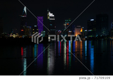 ベトナム ホーチミン市 サイゴン川の夜景 ベトナム ホーチミン市 サイゴン川の夜景 71709109