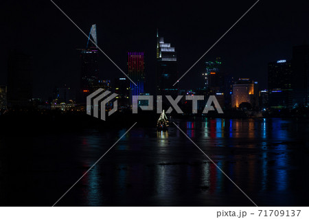 ベトナム ホーチミン市 サイゴン川の夜景 ベトナム ホーチミン市 サイゴン川の夜景 71709137