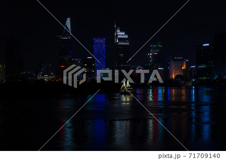 ベトナム ホーチミン市 サイゴン川の夜景 ベトナム ホーチミン市 サイゴン川の夜景 71709140