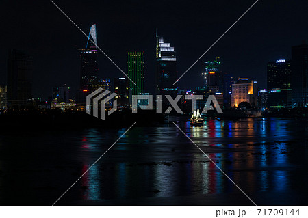 ベトナム　ホーチミン市　サイゴン川の夜景 71709144