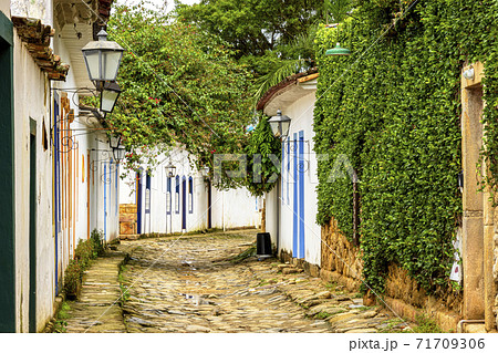 Streets of cobblestone and old historical houses in colonial style on the old and historic city of Paraty 71709306