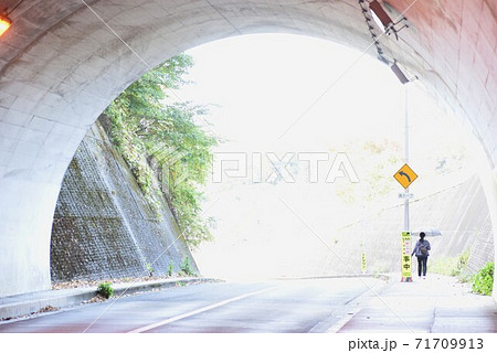 抽象的背景素材 / 小さなトンネルの光景 71709913