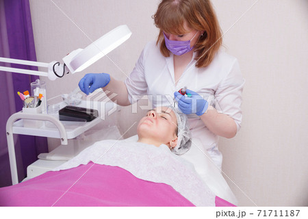 The process of mesotarpia with the introduction of serum under the skin 71711187
