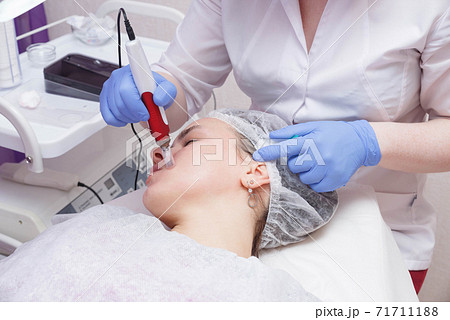 The process of mesotarpia with the introduction of serum under the skin The process of mesotarpia with the introduction of serum under the skin 71711188
