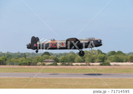 イギリス空軍ランカスターB Mk.I離陸 71714595