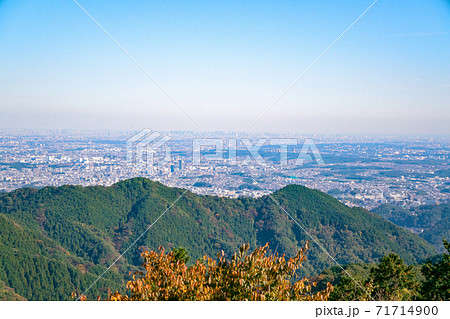東京都　都立高尾陣場自然公園　景信山・山頂から都心方面の眺望 71714900