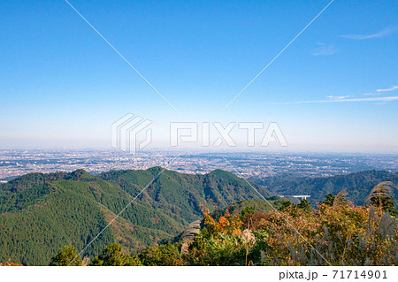 東京都　都立高尾陣場自然公園　景信山・山頂から都心方面の眺望 71714901
