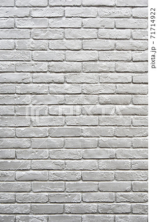 銀色のペイントレンガの壁 71714922