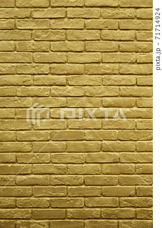 ゴールドのペイントレンガの壁 ゴールドのペイントレンガの壁 71714924