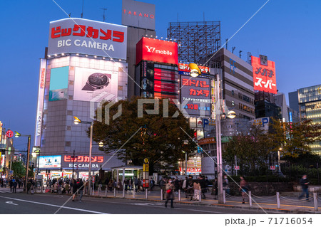 《東京都》新宿歩行者天国・夜の繁華街 《東京都》新宿歩行者天国・夜の繁華街 71716054