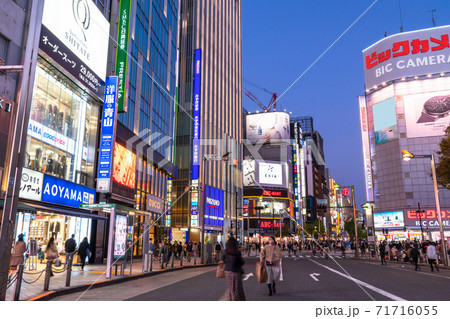 東京都 新宿歩行者天国 夜の繁華街の写真素材