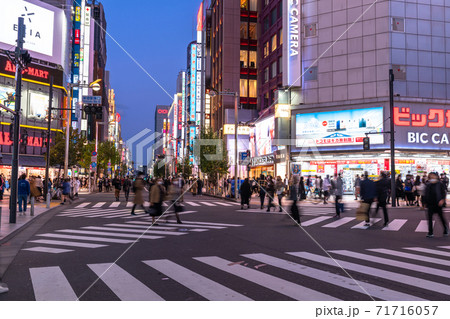 東京都 新宿歩行者天国 夜の繁華街の写真素材