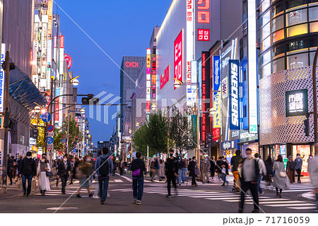 東京都 新宿歩行者天国 夜の繁華街の写真素材