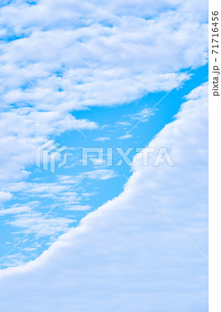 青空と珍しい形の雲(秋) 青空と珍しい形の雲(秋) 71716456