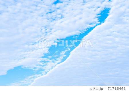 青空と珍しい形の雲（秋） 71716461