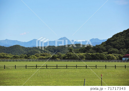 北海道の風景 日高山脈と牧場 北海道新ひだか町 の写真素材