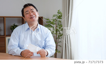 マスクを外す中年男性 71717373