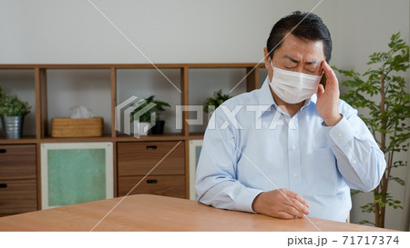 咳をする中年男性 71717374
