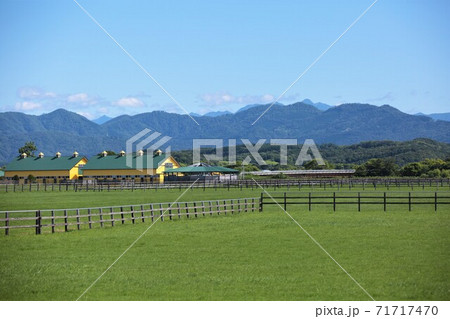 北海道の風景 日高山脈と牧場 北海道新ひだか町 の写真素材
