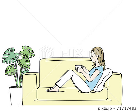 ソファーに座ってお茶を飲む女性 リラックスのイラスト素材