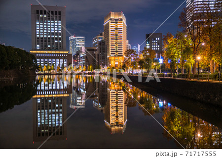 東京都 東京ビジネス街の夜景 有楽町の高層ビルの写真素材