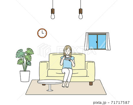 ソファーに座ってお茶を飲む女性 リラックス ソファーに座ってお茶を飲む女性 リラックス 71717587