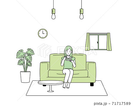 ソファーに座ってお茶を飲む女性 リラックスのイラスト素材