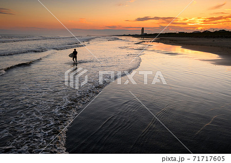 夕暮れの九十九里浜とサーファー 71717605