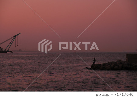 夕暮れの海 71717646