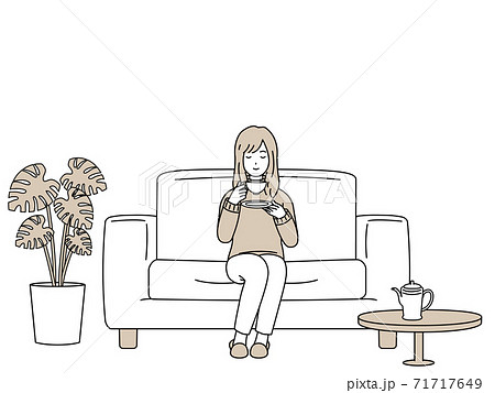 ソファーに座ってお茶を飲む女性 リラックスのイラスト素材