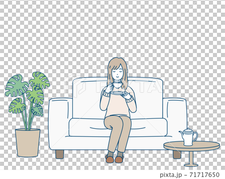 ソファーに座ってお茶を飲む女性　リラックス 71717650