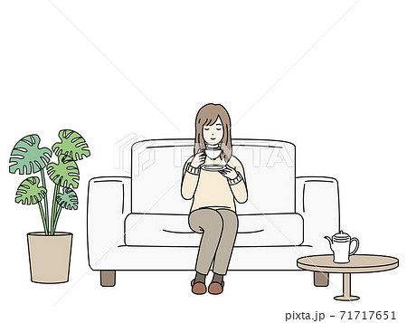 ソファーに座ってお茶を飲む女性　リラックス 71717651