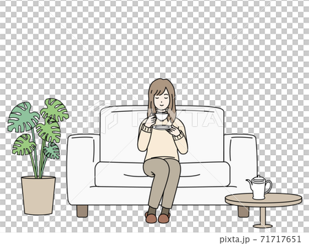 ソファーに座ってお茶を飲む女性　リラックス 71717651