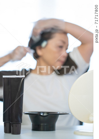 シニア女性 ビューティー ヘアカラー(アウトフォーカス) シニア女性 ビューティー ヘアカラー(アウトフォーカス) 71717800