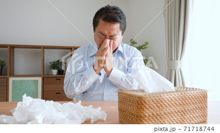 鼻をかむ中年男性 71718744