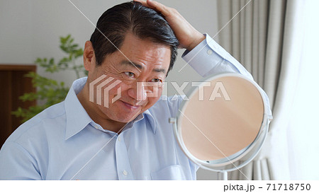 髪の毛を整える中年男性 髪の毛を整える中年男性 71718750