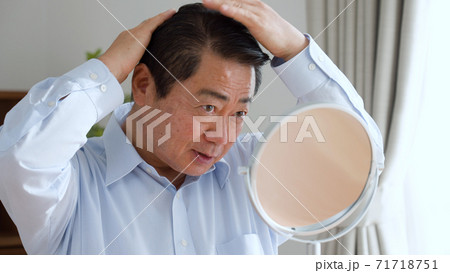 髪の毛を整える中年男性 髪の毛を整える中年男性 71718751