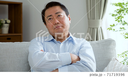 しかめっ面で考える中年男性 しかめっ面で考える中年男性 71719396