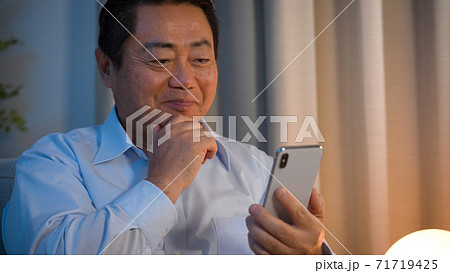 スマートフォンを使う中年男性 スマートフォンを使う中年男性 71719425