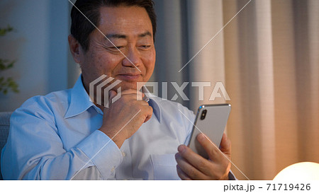 スマートフォンを使う中年男性 スマートフォンを使う中年男性 71719426