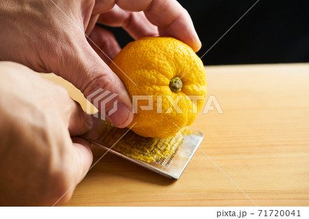 柚子の皮をおろし金でを擦る 71720041