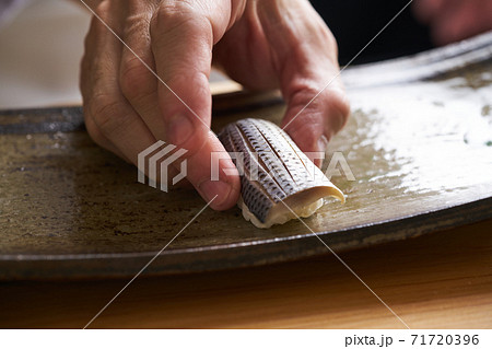 コハダの鮨を握る板前 71720396