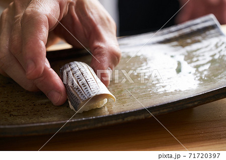 コハダの鮨を握る板前 コハダの鮨を握る板前 71720397