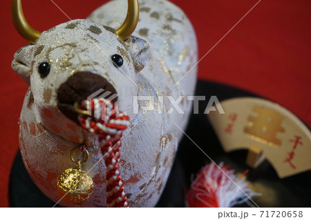 新年を祝う干支飾り、丑の置物 新年を祝う干支飾り、丑の置物 71720658